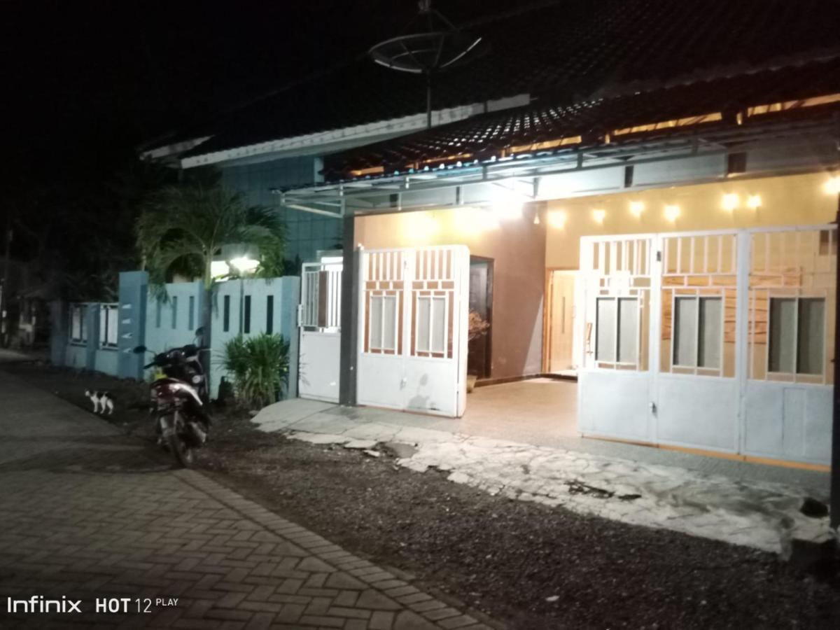 999 Khs 2 Homestay Гилиманук Экстерьер фото