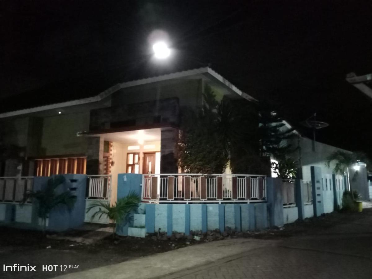 999 Khs 2 Homestay Гилиманук Экстерьер фото